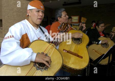 Austin, Texas, USA, 12 2005. März: Während eines Campus-weiten Open House an der University of Texas in Austin. Schüler und Erwachsene erlernen die Kunst des Mariachi-Gesangs und der Musik an der UT School of Music. ©Bob Daemmrich Stockfoto