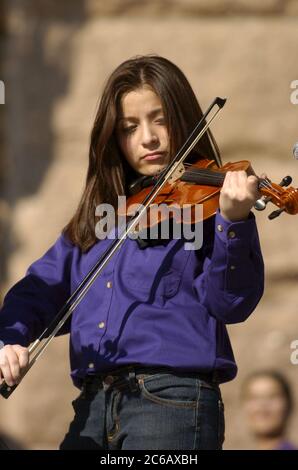 Austin, Texas, USA, Februar 28 2005: Junger Musiker der Morton Ranch Junior High School Maverick Fiddles tritt im Texas Capitol auf und unterstützt damit die Finanzierung von mehr Kunstschulen in Texas. ©Bob Daemmrich Stockfoto