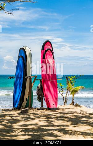KUTA BALI - INDONESIEN, 7. FEBRUAR : Surfboards am berühmten Strand von Kuta in Bali Indonesien 7. Februar 2020 Stockfoto