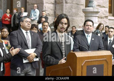 Austin, Texas, USA, 28. Februar 2005: Hispanic College Student Body President spricht auf der Menschenrechtskundgebung im Texas Capitol. ©Bob Daemmrich Stockfoto