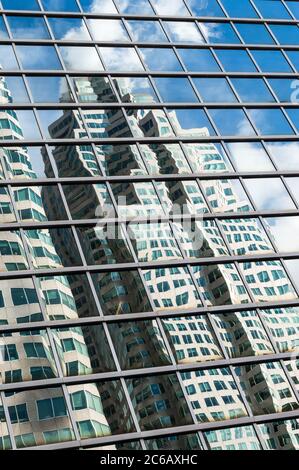 Spiegelung eines Hochhauses in Glasfassade. façade Stockfoto