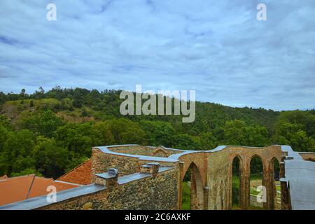 Ruinen des mittelalterlichen Klosters. Kloster Rosa Coeli in Dolni Kounice, Tschechien Stockfoto