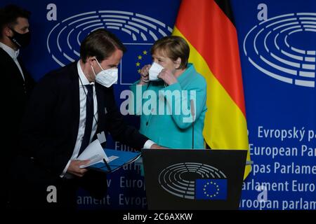 Brüssel, Belgien. Juli 2020. Bundeskanzlerin Angela Merkel und der Präsident des Europäischen Parlaments David Sassoli nehmen am 8. Juli 2020 an einer gemeinsamen Pressekonferenz im Europäischen Parlament in Brüssel Teil. Quelle: ALEXANDROS MICHAILIDIS/Alamy Live News Stockfoto