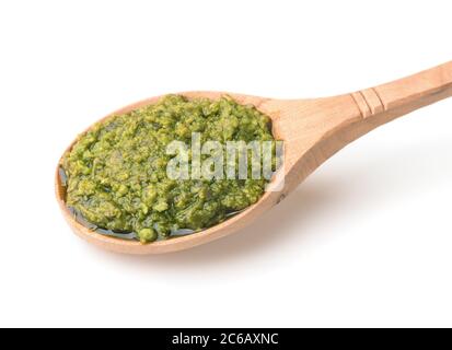 Holzlöffel Pesto-Sauce auf weiß isoliert Stockfoto