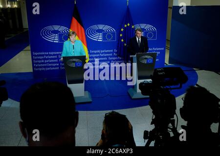 Brüssel, Belgien. Juli 2020. Bundeskanzlerin Angela Merkel und der Präsident des Europäischen Parlaments David Sassoli nehmen am 8. Juli 2020 an einer gemeinsamen Pressekonferenz im Europäischen Parlament in Brüssel Teil. Quelle: ALEXANDROS MICHAILIDIS/Alamy Live News Stockfoto