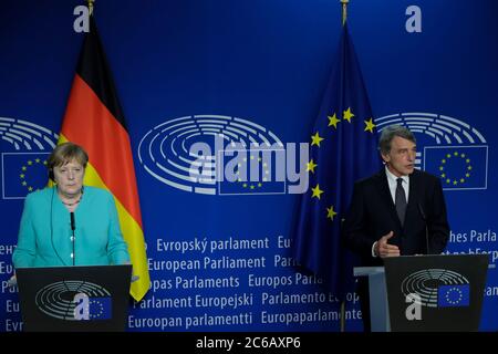 Brüssel, Belgien. Juli 2020. Bundeskanzlerin Angela Merkel und der Präsident des Europäischen Parlaments David Sassoli nehmen am 8. Juli 2020 an einer gemeinsamen Pressekonferenz im Europäischen Parlament in Brüssel Teil. Quelle: ALEXANDROS MICHAILIDIS/Alamy Live News Stockfoto