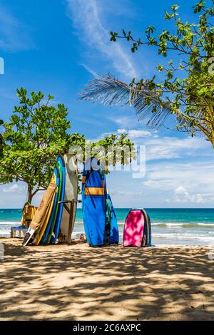 KUTA BALI - INDONESIEN, 7. FEBRUAR : Surfboards am berühmten Strand von Kuta in Bali Indonesien 7. Februar 2020 Stockfoto