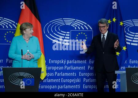 Brüssel, Belgien. Juli 2020. Bundeskanzlerin Angela Merkel und der Präsident des Europäischen Parlaments David Sassoli nehmen am 8. Juli 2020 an einer gemeinsamen Pressekonferenz im Europäischen Parlament in Brüssel Teil. Quelle: ALEXANDROS MICHAILIDIS/Alamy Live News Stockfoto