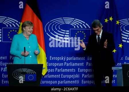 Brüssel, Belgien. Juli 2020. Bundeskanzlerin Angela Merkel und der Präsident des Europäischen Parlaments David Sassoli nehmen am 8. Juli 2020 an einer gemeinsamen Pressekonferenz im Europäischen Parlament in Brüssel Teil. Quelle: ALEXANDROS MICHAILIDIS/Alamy Live News Stockfoto