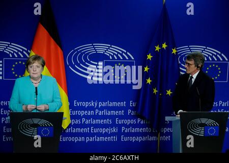 Brüssel, Belgien. Juli 2020. Bundeskanzlerin Angela Merkel und der Präsident des Europäischen Parlaments David Sassoli nehmen am 8. Juli 2020 an einer gemeinsamen Pressekonferenz im Europäischen Parlament in Brüssel Teil. Quelle: ALEXANDROS MICHAILIDIS/Alamy Live News Stockfoto