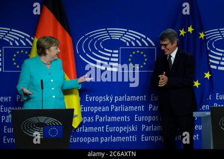 Brüssel, Belgien. Juli 2020. Bundeskanzlerin Angela Merkel und der Präsident des Europäischen Parlaments David Sassoli nehmen am 8. Juli 2020 an einer gemeinsamen Pressekonferenz im Europäischen Parlament in Brüssel Teil. Quelle: ALEXANDROS MICHAILIDIS/Alamy Live News Stockfoto