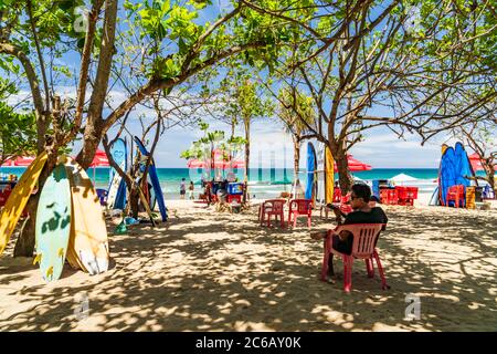 KUTA BALI - INDONESIEN, 7. FEBRUAR : Surfboards am berühmten Strand von Kuta in Bali Indonesien 7. Februar 2020 Stockfoto