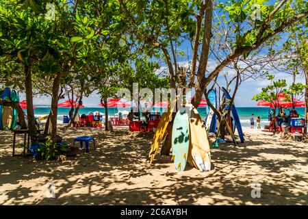 KUTA BALI - INDONESIEN, 7. FEBRUAR : Surfboards am berühmten Strand von Kuta in Bali Indonesien 7. Februar 2020 Stockfoto