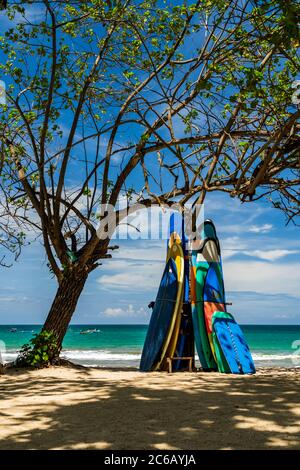 KUTA BALI - INDONESIEN, 7. FEBRUAR : Surfboards am berühmten Strand von Kuta in Bali Indonesien 7. Februar 2020 Stockfoto