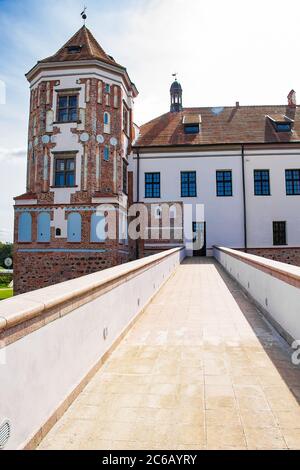 Mir, Weißrussland. Schöne alte mittelalterliche Burg auf einem Hintergrund von blauem Himmel. Sommerlandschaft, alte Architektur. Vertikales Foto Stockfoto