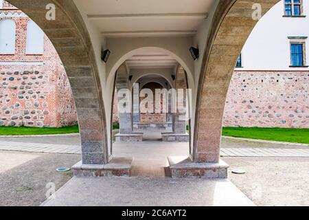 Wunderschöne alte Bogensteinbrücke. Alte Architektur, Blick von unten. Stockfoto