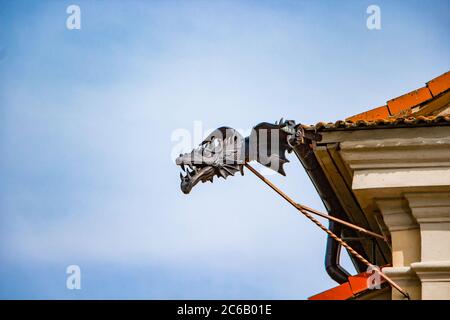 Chinesischer Metalldrache auf dem Dach eines alten Gebäudes. Stockfoto