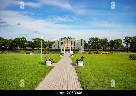 Rotunde am See gegen den blauen Himmel. Ein schöner Ort zum Wandern. Stockfoto