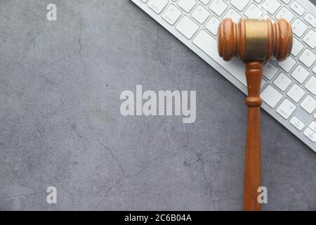 Gavel auf Tastatur auf schwarzem Hintergrund mit Kopierplatz Stockfoto