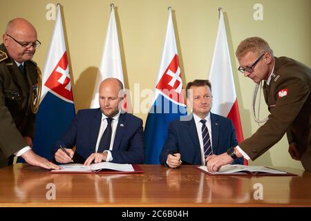 Warschau, Masowien, Polen. Juli 2020. Der Verteidigungsminister MARIUSZ BLASZCZAK war Gastgeber DES MINISTERS FÜR Verteidigung der Slowakei, JAROSLAV NAD. Während des Treffens unterzeichneten die Minister EIN polnisch-slowakisches Abkommen über die militärische Zusammenarbeit in der Luftfahrt unter der Ausbildung und Ausübung und Durchführung von Aufgaben, denen das Mitglied der Nordatlantischen Allianz gegenübersteht States.in das Bild: JAROSLAV NAD, MARIUSZ BLASZCZAK Kredit: Hubert Mathis/ZUMA Wire/Alamy Live News Stockfoto