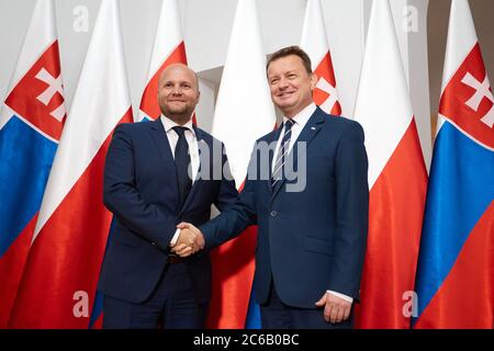 Warschau, Masowien, Polen. Juli 2020. Der Verteidigungsminister MARIUSZ BLASZCZAK war Gastgeber DES MINISTERS FÜR Verteidigung der Slowakei, JAROSLAV NAD. Während des Treffens unterzeichneten die Minister EIN polnisch-slowakisches Abkommen über die militärische Zusammenarbeit in der Luftfahrt unter der Ausbildung und Ausübung und Durchführung von Aufgaben, denen das Mitglied der Nordatlantischen Allianz gegenübersteht States.in das Bild: JAROSLAV NAD, MARIUSZ BLASZCZAK Kredit: Hubert Mathis/ZUMA Wire/Alamy Live News Stockfoto