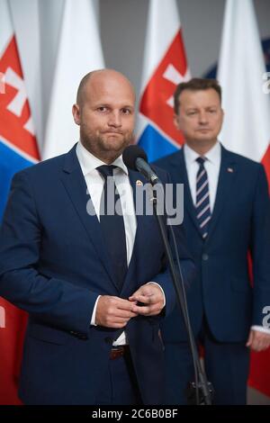 Warschau, Masowien, Polen. Juli 2020. Der Verteidigungsminister MARIUSZ BLASZCZAK war Gastgeber DES MINISTERS FÜR Verteidigung der Slowakei, JAROSLAV NAD. Während des Treffens unterzeichneten die Minister EIN polnisch-slowakisches Abkommen über die militärische Zusammenarbeit in der Luftfahrt unter der Ausbildung und Ausübung und Durchführung von Aufgaben, denen das Mitglied der Nordatlantischen Allianz gegenübersteht States.in das Bild: JAROSLAV NAD, MARIUSZ BLASZCZAK Kredit: Hubert Mathis/ZUMA Wire/Alamy Live News Stockfoto