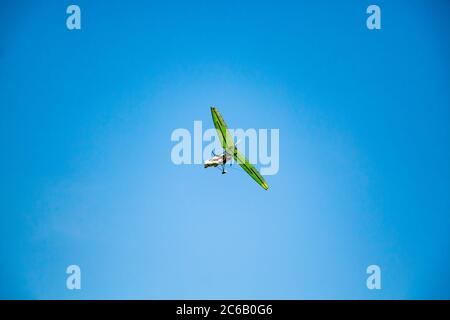 Hängen Sie Segelflieger in den blauen Himmel. Extrem gefährlicher Sport, Flugreisen. Stockfoto