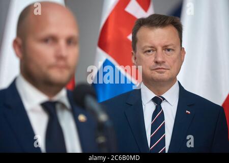 Warschau, Masowien, Polen. Juli 2020. Der Verteidigungsminister MARIUSZ BLASZCZAK war Gastgeber DES MINISTERS FÜR Verteidigung der Slowakei, JAROSLAV NAD. Während des Treffens unterzeichneten die Minister EIN polnisch-slowakisches Abkommen über die militärische Zusammenarbeit in der Luftfahrt unter der Ausbildung und Ausübung und Durchführung von Aufgaben, denen das Mitglied der Nordatlantischen Allianz gegenübersteht States.in das Bild: JAROSLAV NAD, MARIUSZ BLASZCZAK Kredit: Hubert Mathis/ZUMA Wire/Alamy Live News Stockfoto