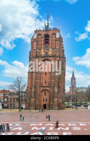 Leeuwarden, Niederlande - 14. April 2018 - Touristen besuchen den Oldehove Platz mit dem berühmten schiefen Turm Stockfoto