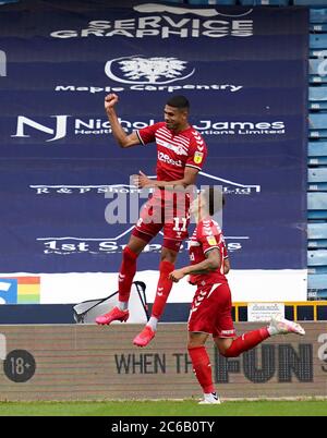 Ashley Fletcher von Middlesbrough (links) feiert das zweite Tor seiner Mannschaft vom Strafpunkt mit Teamkollege Marcus Tavernier (rechts) während des Sky Bet Championship-Spiels in Den, London. Stockfoto