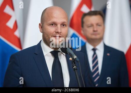 Warschau, Masowien, Polen. Juli 2020. Der Verteidigungsminister MARIUSZ BLASZCZAK war Gastgeber DES MINISTERS FÜR Verteidigung der Slowakei, JAROSLAV NAD. Während des Treffens unterzeichneten die Minister EIN polnisch-slowakisches Abkommen über die militärische Zusammenarbeit in der Luftfahrt unter der Ausbildung und Ausübung und Durchführung von Aufgaben, denen das Mitglied der Nordatlantischen Allianz gegenübersteht States.in das Bild: JAROSLAV NAD, MARIUSZ BLASZCZAK Kredit: Hubert Mathis/ZUMA Wire/Alamy Live News Stockfoto