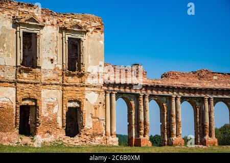 Die Ruinen einer mittelalterlichen Burg in Ruzhany. Blick auf die zerstörte alte Palastanlage mit Säulen. Gebiet Brest, Weißrussland. Stockfoto