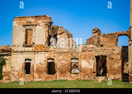 Die Ruinen einer mittelalterlichen Burg in Ruzhany. Blick auf die zerstörte alte Palastanlage mit Säulen. Gebiet Brest, Weißrussland. Stockfoto