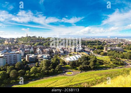 Luftaufnahme des Palastes von Holyroodhouse (Holyrood House) in Edinburgh an einem schönen Sommertag, Schottland, Vereinigtes Königreich Stockfoto