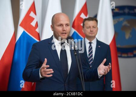 Warschau, Masowien, Polen. Juli 2020. Der Verteidigungsminister MARIUSZ BLASZCZAK war Gastgeber DES MINISTERS FÜR Verteidigung der Slowakei, JAROSLAV NAD. Während des Treffens unterzeichneten die Minister EIN polnisch-slowakisches Abkommen über die militärische Zusammenarbeit in der Luftfahrt unter der Ausbildung und Ausübung und Durchführung von Aufgaben, denen das Mitglied der Nordatlantischen Allianz gegenübersteht States.in das Bild: JAROSLAV NAD, MARIUSZ BLASZCZAK Kredit: Hubert Mathis/ZUMA Wire/Alamy Live News Stockfoto