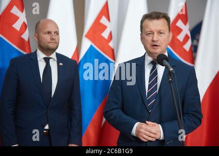 Warschau, Masowien, Polen. Juli 2020. Der Verteidigungsminister MARIUSZ BLASZCZAK war Gastgeber DES MINISTERS FÜR Verteidigung der Slowakei, JAROSLAV NAD. Während des Treffens unterzeichneten die Minister EIN polnisch-slowakisches Abkommen über die militärische Zusammenarbeit in der Luftfahrt unter der Ausbildung und Ausübung und Durchführung von Aufgaben, denen das Mitglied der Nordatlantischen Allianz gegenübersteht States.in das Bild: JAROSLAV NAD, MARIUSZ BLASZCZAK Kredit: Hubert Mathis/ZUMA Wire/Alamy Live News Stockfoto