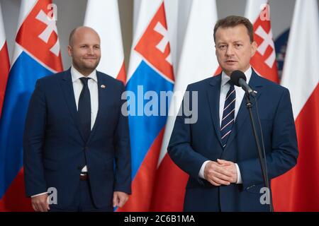 Warschau, Masowien, Polen. Juli 2020. Der Verteidigungsminister MARIUSZ BLASZCZAK war Gastgeber DES MINISTERS FÜR Verteidigung der Slowakei, JAROSLAV NAD. Während des Treffens unterzeichneten die Minister EIN polnisch-slowakisches Abkommen über die militärische Zusammenarbeit in der Luftfahrt unter der Ausbildung und Ausübung und Durchführung von Aufgaben, denen das Mitglied der Nordatlantischen Allianz gegenübersteht States.in das Bild: JAROSLAV NAD, MARIUSZ BLASZCZAK Kredit: Hubert Mathis/ZUMA Wire/Alamy Live News Stockfoto