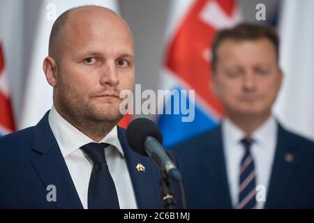 Warschau, Masowien, Polen. Juli 2020. Der Verteidigungsminister MARIUSZ BLASZCZAK war Gastgeber DES MINISTERS FÜR Verteidigung der Slowakei, JAROSLAV NAD. Während des Treffens unterzeichneten die Minister EIN polnisch-slowakisches Abkommen über die militärische Zusammenarbeit in der Luftfahrt unter der Ausbildung und Ausübung und Durchführung von Aufgaben, denen das Mitglied der Nordatlantischen Allianz gegenübersteht States.in das Bild: JAROSLAV NAD, MARIUSZ BLASZCZAK Kredit: Hubert Mathis/ZUMA Wire/Alamy Live News Stockfoto