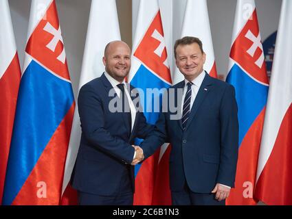 Warschau, Masowien, Polen. Juli 2020. Der Verteidigungsminister MARIUSZ BLASZCZAK war Gastgeber DES MINISTERS FÜR Verteidigung der Slowakei, JAROSLAV NAD. Während des Treffens unterzeichneten die Minister EIN polnisch-slowakisches Abkommen über die militärische Zusammenarbeit in der Luftfahrt unter der Ausbildung und Ausübung und Durchführung von Aufgaben, denen das Mitglied der Nordatlantischen Allianz gegenübersteht States.in das Bild: JAROSLAV NAD, MARIUSZ BLASZCZAK Kredit: Hubert Mathis/ZUMA Wire/Alamy Live News Stockfoto