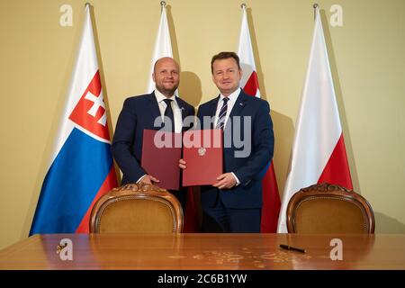 Warschau, Masowien, Polen. Juli 2020. Der Verteidigungsminister MARIUSZ BLASZCZAK war Gastgeber DES MINISTERS FÜR Verteidigung der Slowakei, JAROSLAV NAD. Während des Treffens unterzeichneten die Minister EIN polnisch-slowakisches Abkommen über die militärische Zusammenarbeit in der Luftfahrt unter der Ausbildung und Ausübung und Durchführung von Aufgaben, denen das Mitglied der Nordatlantischen Allianz gegenübersteht States.in das Bild: JAROSLAV NAD, MARIUSZ BLASZCZAK Kredit: Hubert Mathis/ZUMA Wire/Alamy Live News Stockfoto