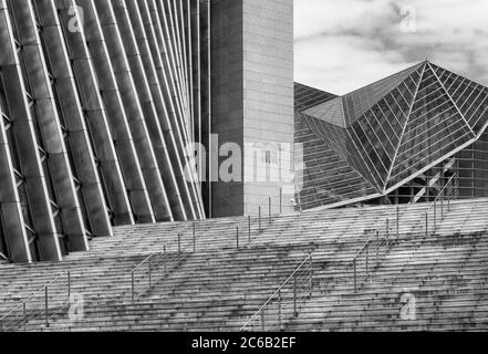 Shenzhen, China - November 24 2018: Die Außenstruktur der Musik- und Bibliothekshalle in der Stadt Shenzhen. Es ist eine moderne Architektur aus dem Stegraus Stockfoto