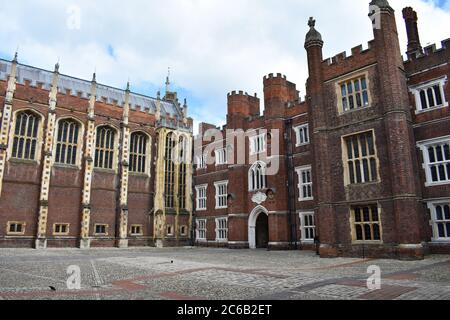 Die große Halle und die Wohnräume von Henry VIII vom Clock Court im Hampton Court Palace, London aus gesehen. TUDOR Architektur und Mauerwerk. Stockfoto