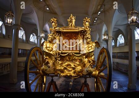 Das hintere Ende des Gold State Coach, ausgestellt im Royal Mews am Buckingham Place. Eine verzierte, vergoldete, geschlossene Kutsche mit acht Pferden. Stockfoto