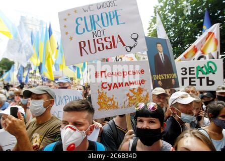 Kiew, Ukraine. Juli 2020. Anhänger des ehemaligen ukrainischen Präsidenten Petro Poroschenko halten Plakate, während sie während einer Gerichtsverhandlung protestieren.das Kiewer Bezirksgericht Pechersk zieht weiterhin einen Antrag zur Verhängung einer Maßnahme der Zurückhaltung gegen den fünften Präsidenten der Ukraine Petro Poroschenko, Die WHO wird verdächtigt, ein illegales Dekret zur Ernennung von Serhiy Semochko zum ersten stellvertretenden Leiter des Auswärtigen Dienstes auszustellen, wie von den Medien berichtet wird. Kredit: Pavlo Gonchar/SOPA Images/ZUMA Wire/Alamy Live Nachrichten Stockfoto