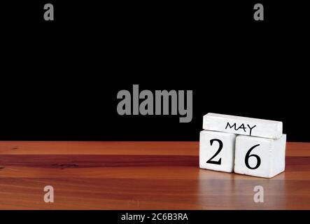 26 Mai Kalendermonat. 26 Tage im Monat. Reflektierter Kalender auf Holzboden mit schwarzem Hintergrund Stockfoto