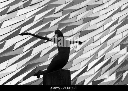 Belfast, Nordirland - September 04. 2018: Fasade Details des Titanic Belfast Museum auf dem Gelände der ehemaligen Harland und Wolff Werft wher Stockfoto