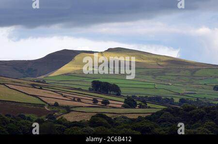 Blick auf Kinder Scout von Little Hayfield, Peak District, Derbyshire, England, Großbritannien Stockfoto