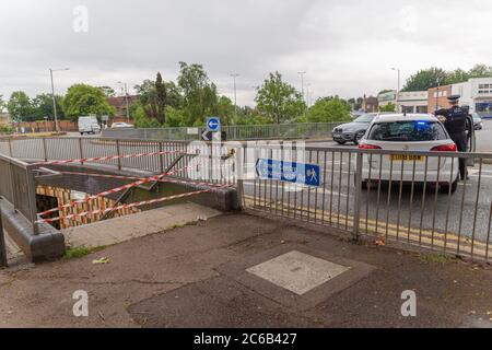 Southend-on-Sea, Großbritannien. Juli 2020. Eine Fußgängerunterführung am Queensway, Southend-on-Sea, Essex, ist mit rotem und weißem Band abgesperrt. Ein Polizeiauto mit blinkenden Lichtern und zwei Polizisten sind anwesend, was auf eine aktive Reaktion oder Untersuchung hinweist. Ein Wegweiser weist in Richtung Southchurch Road und Stadtzentrum. Die Polizei von Essex hat bestätigt, dass ein Mann am Tatort gestorben ist, nachdem er von der Fußgängerbrücke in Queensway gefallen ist. Penelope Barritt/Alamy Live News Stockfoto