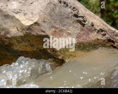 Nahaufnahme von Flussfelsen, aufgenommen am Fluss Moniquira im Departement Boyaca im zentralen Andengebirge Kolumbiens Stockfoto