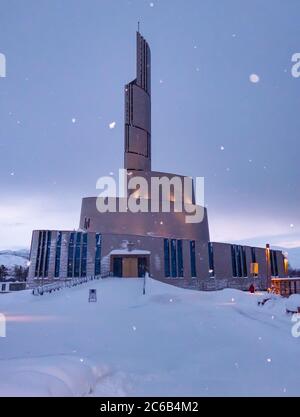 Alta Cathedral, Kathedrale der Nordlichter im Winter mit Schneefall in der Dämmerung, Polarkreis, Norwegen Stockfoto